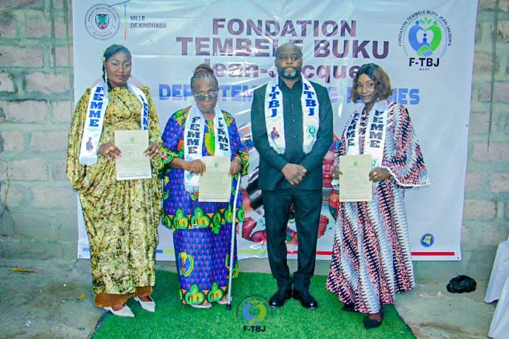 Membres de la Fondation réunis devant la bâche officielle portant les armes de la Ville de Kinshasa