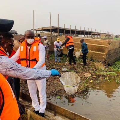 Opération de ramassage des plastiques, village Kimpoko